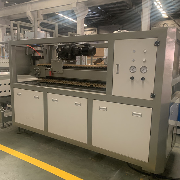 250mm 400kg/H WPC Profile Production Line Twin Screw Extruder 2