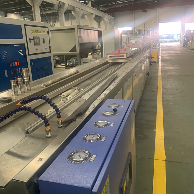 250mm 400kg/H WPC Profile Production Line Twin Screw Extruder 0